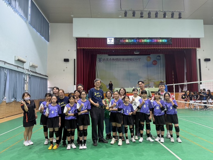 本校五年級女排隊榮獲城市盃第三名!與校長合影